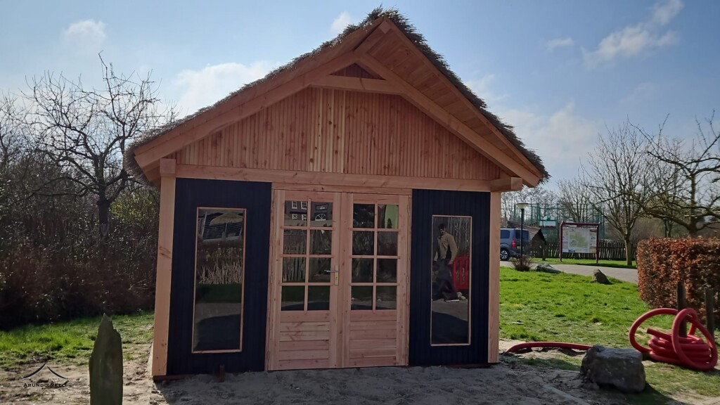 tuinhuis met Coconut thatch